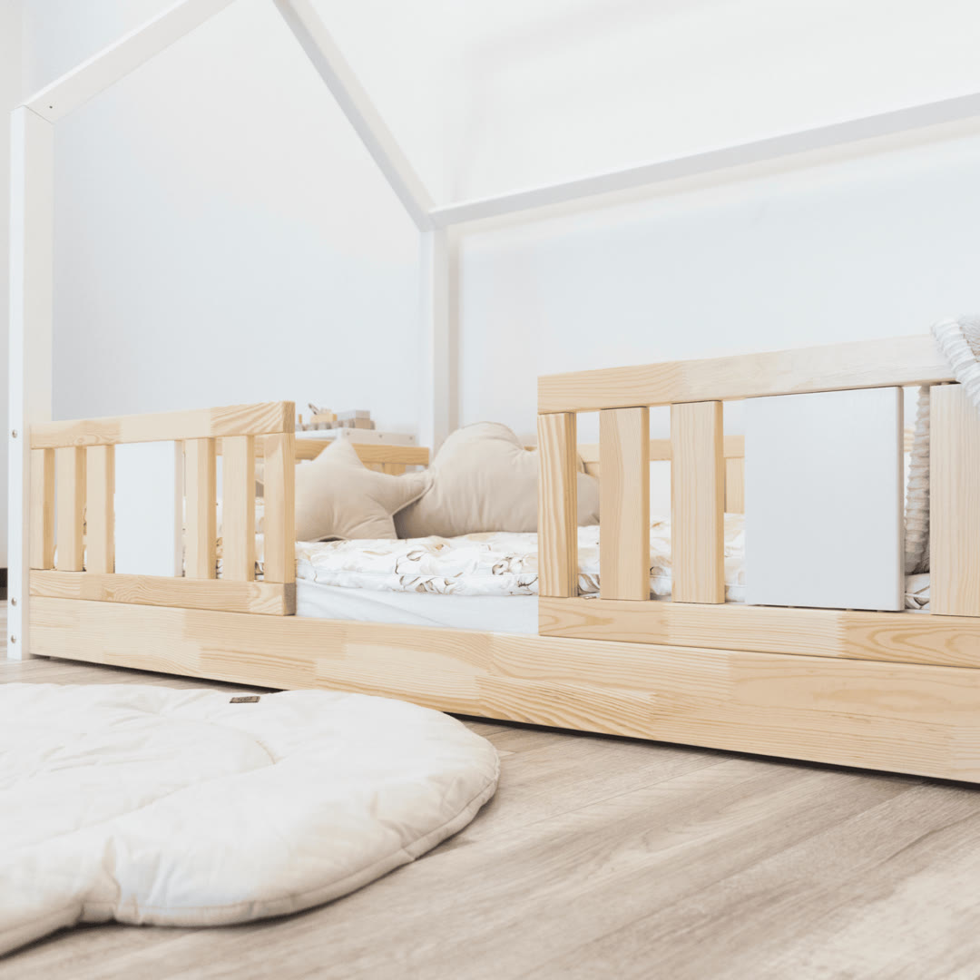 Łóżko dziecięce domek z drewnianym zagłówkiem ustawione przy ścianie w małym pokoju